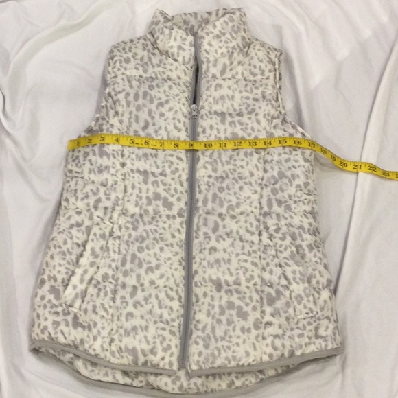 Animal Print Puffer Vest Cream and Gray Size Medium New with Tags - Picture 9 of 10